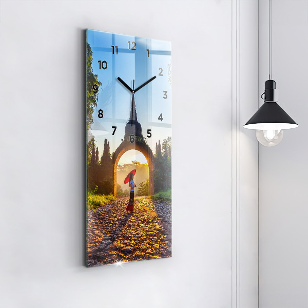 Vertikální skleněné hodiny Park Surat Thani v Thajsku