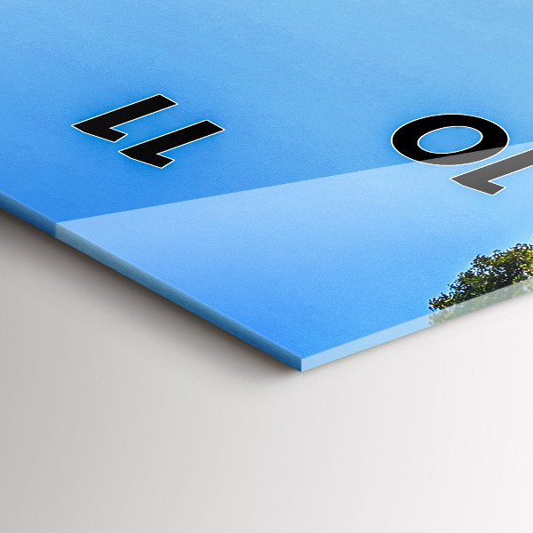 Vertikální skleněné hodiny Park Surat Thani v Thajsku