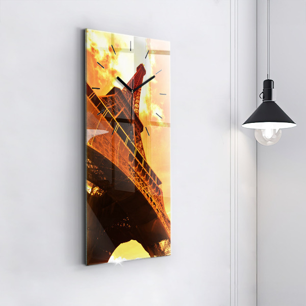 Vertikální skleněné hodiny Eiffelova věž v Paříži