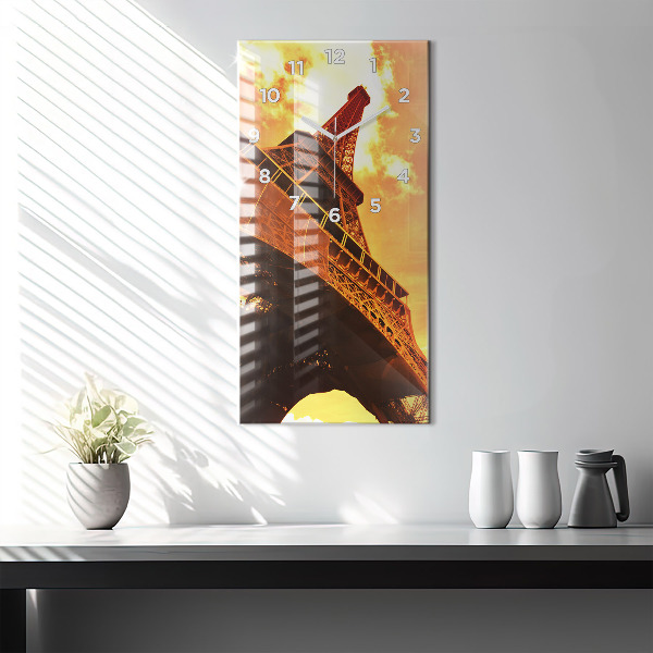Vertikální skleněné hodiny Eiffelova věž v Paříži
