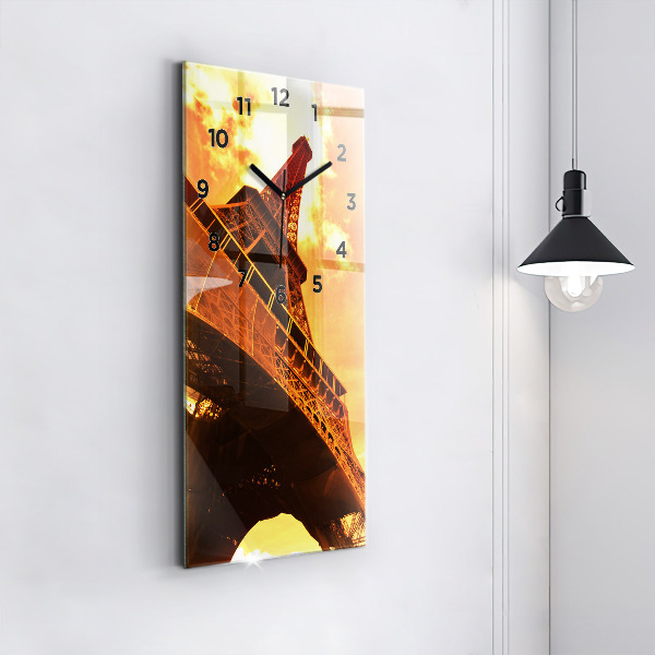 Vertikální skleněné hodiny Eiffelova věž v Paříži