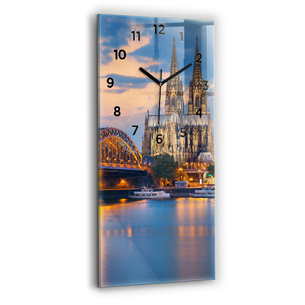 Vertikální skleněné hodiny Pohled na radnici