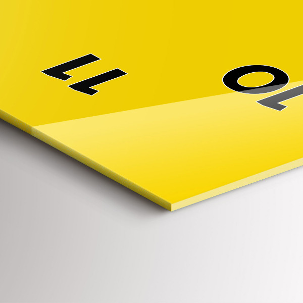 Vertikální nástěnné hodiny Barva světle žlutá