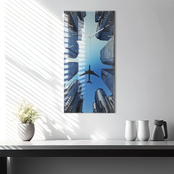 Vertikální skleněné hodiny Letadlo nad budovami