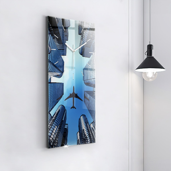 Vertikální skleněné hodiny Letadlo nad budovami