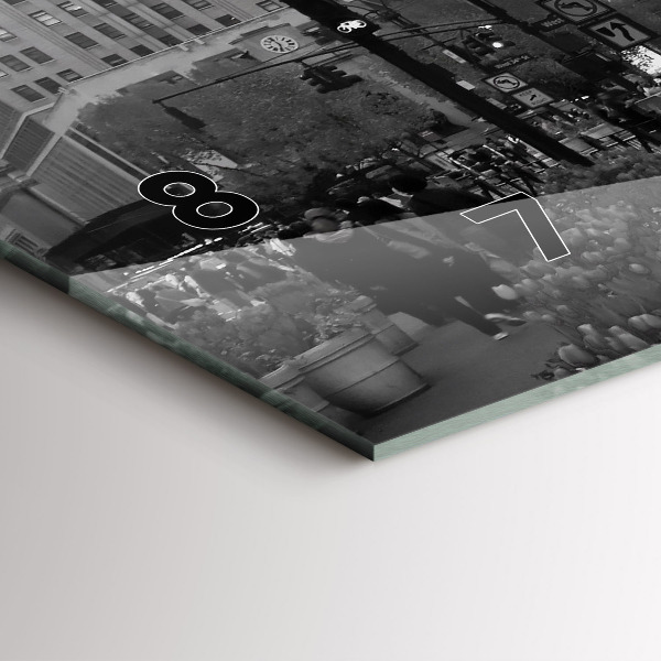 Horizontální hodiny na skle Manhattan a taxíky