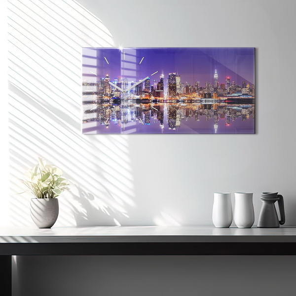 Horizontální hodiny na skle New York v noci