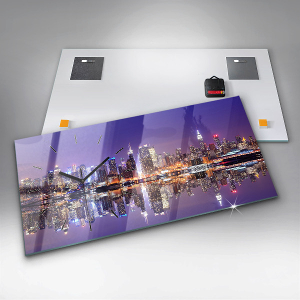 Horizontální hodiny na skle New York v noci