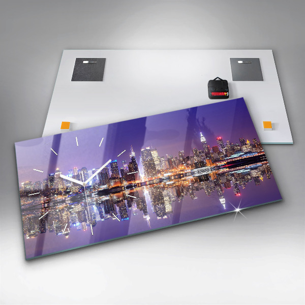 Horizontální hodiny na skle New York v noci