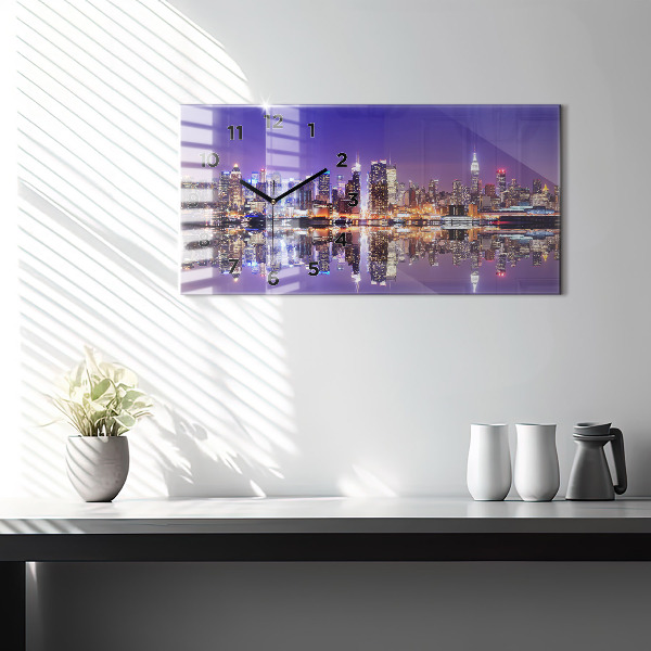Horizontální hodiny na skle New York v noci