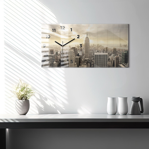 Horizontální hodiny na skle Věže v New Yorku