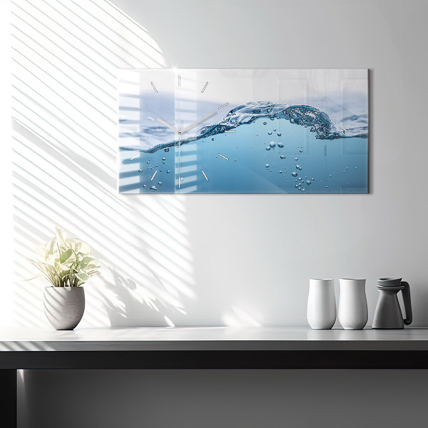 Horizontální skleněné hodiny na stěnu Záběr vody zblízka