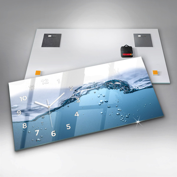 Horizontální skleněné hodiny na stěnu Záběr vody zblízka