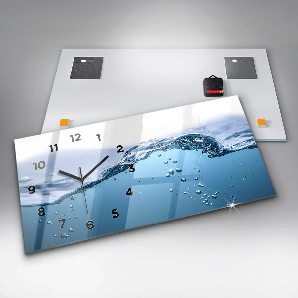 Horizontální skleněné hodiny na stěnu Záběr vody zblízka