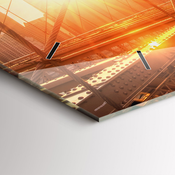 Horizontální hodiny na skle Brooklynský most v New Yorku