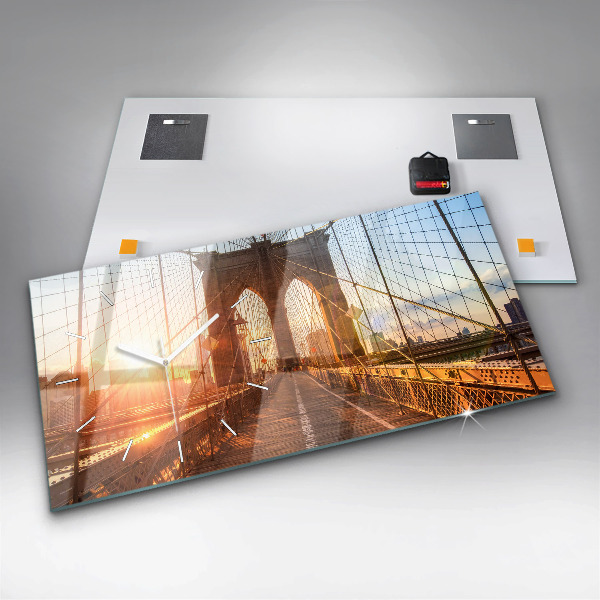 Horizontální hodiny na skle Brooklynský most v New Yorku