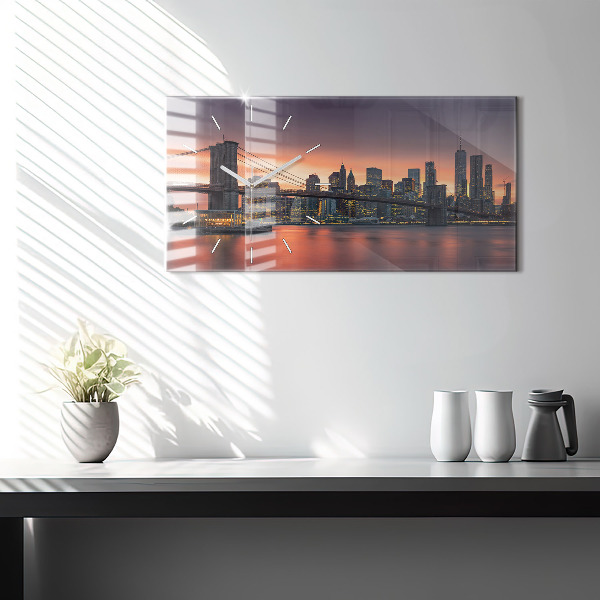 Horizontální hodiny na skle Východní řeka v New Yorku