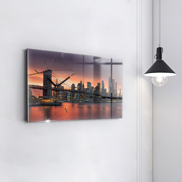 Horizontální hodiny na skle Východní řeka v New Yorku