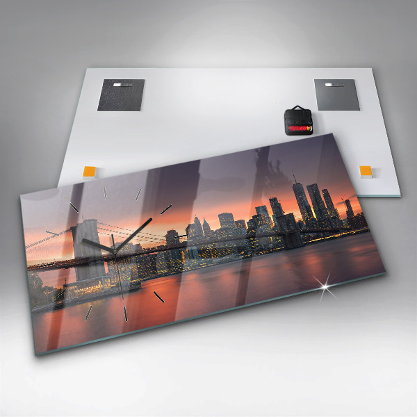 Horizontální hodiny na skle Východní řeka v New Yorku