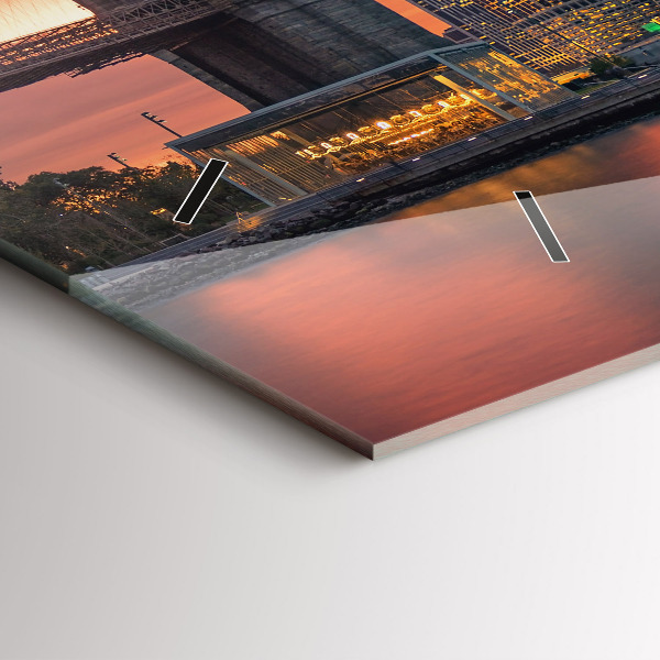 Horizontální hodiny na skle Východní řeka v New Yorku