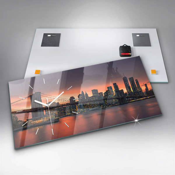 Horizontální hodiny na skle Východní řeka v New Yorku