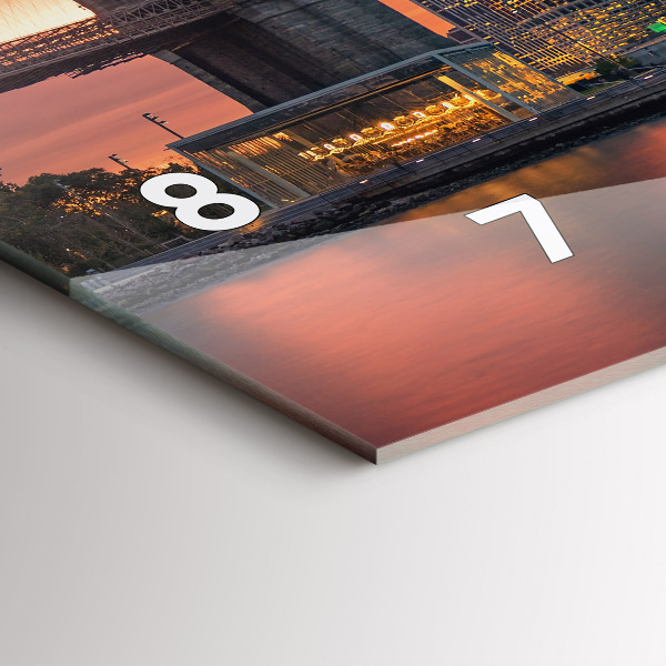 Horizontální hodiny na skle Východní řeka v New Yorku