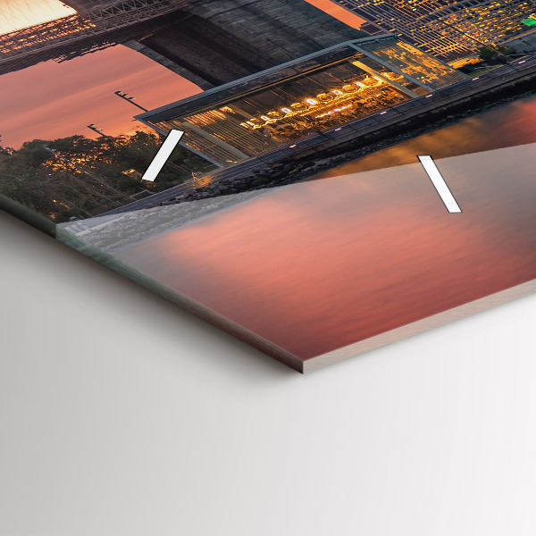 Horizontální hodiny na skle Východní řeka v New Yorku