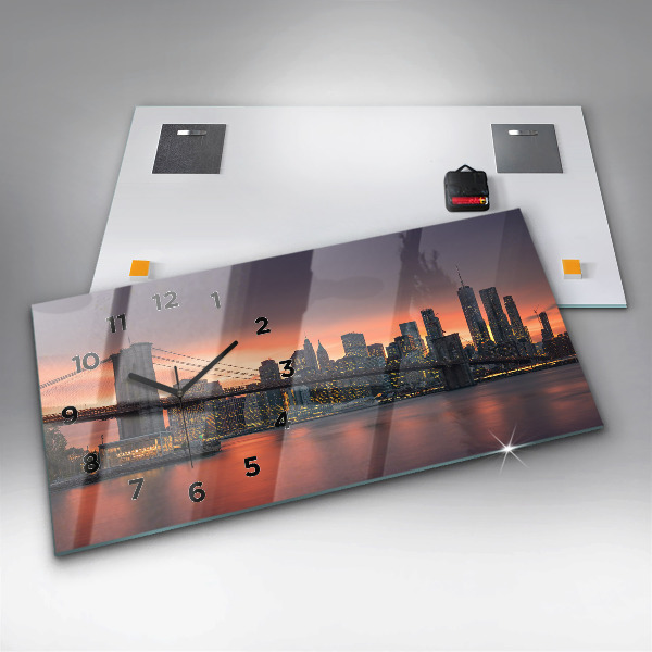 Horizontální hodiny na skle Východní řeka v New Yorku