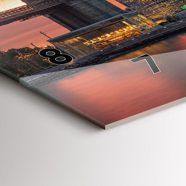 Horizontální hodiny na skle Východní řeka v New Yorku