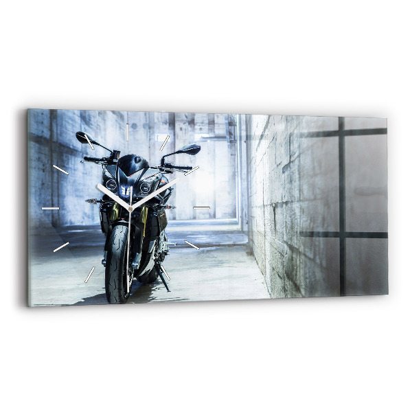 Horizontální hodiny na skle Motorka v uličce