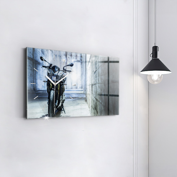 Horizontální hodiny na skle Motorka v uličce