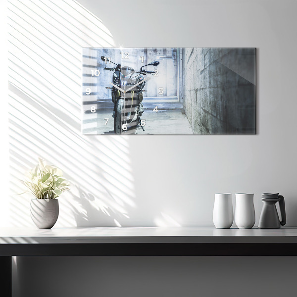 Horizontální hodiny na skle Motorka v uličce