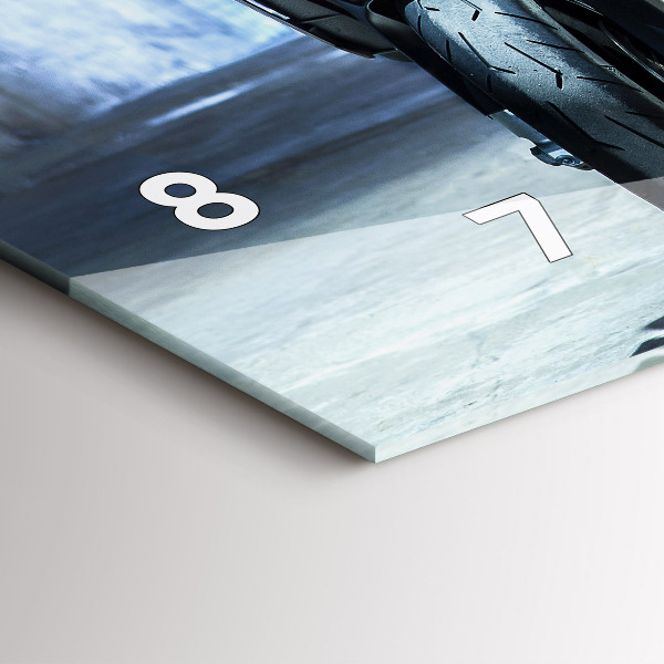 Horizontální hodiny na skle Motorka v uličce