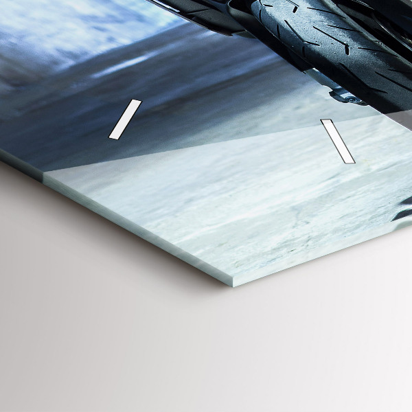 Horizontální hodiny na skle Motorka v uličce