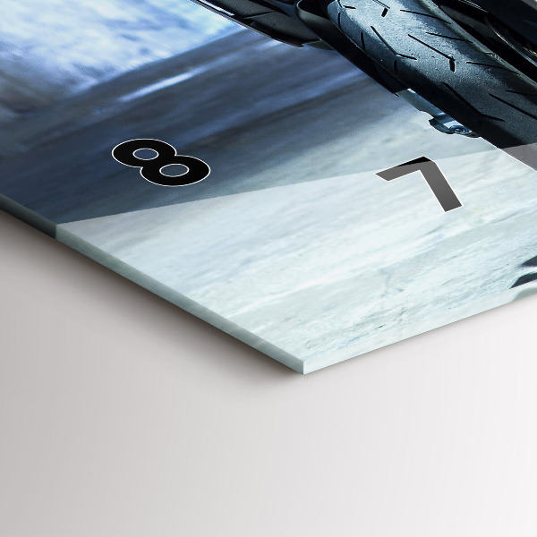 Horizontální hodiny na skle Motorka v uličce