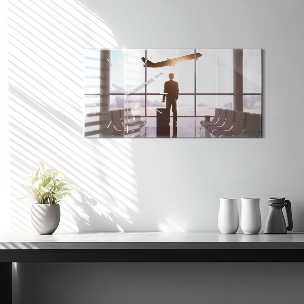 Horizontální hodiny na skle Muž na letišti