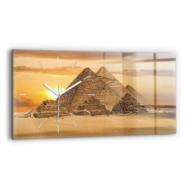 Horizontální hodiny na skle Pyramidy a západ slunce