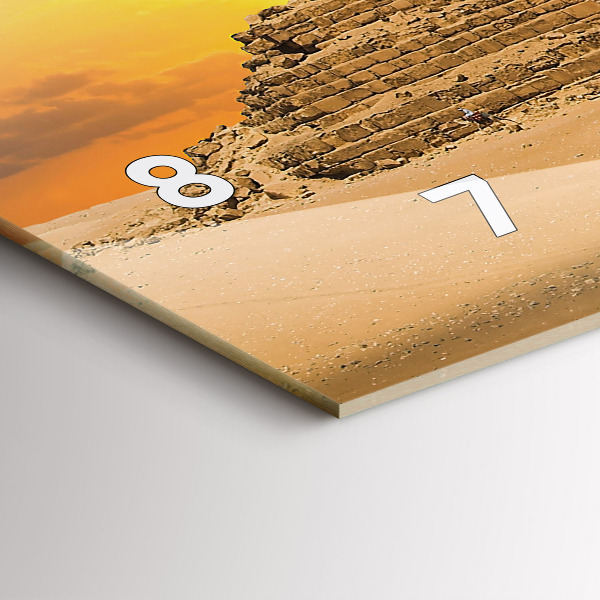 Horizontální hodiny na skle Pyramidy a západ slunce