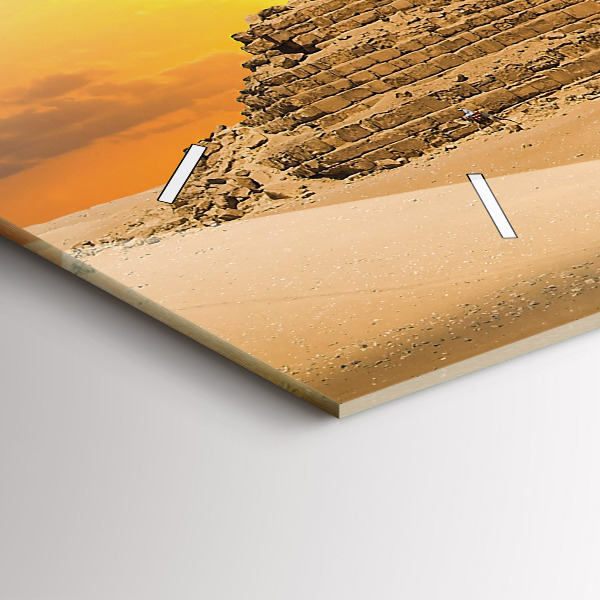 Horizontální hodiny na skle Pyramidy a západ slunce