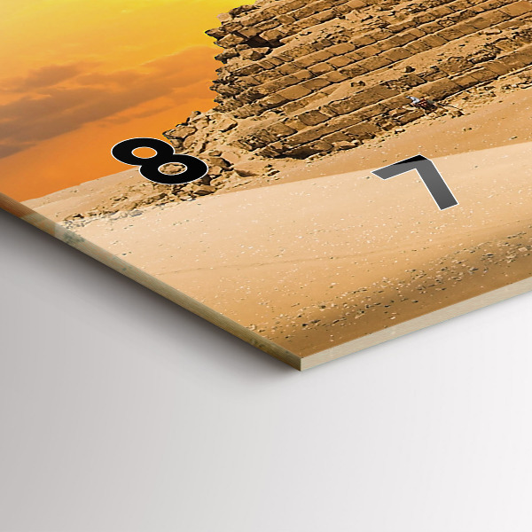 Horizontální hodiny na skle Pyramidy a západ slunce