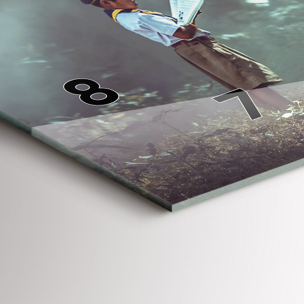 Horizontální skleněné hodiny na stěnu Chlapec si čte knihu