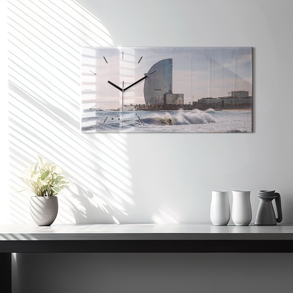 Horizontální skleněné hodiny na stěnu Surfař v Barceloně