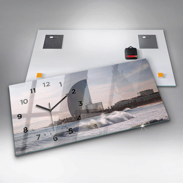 Horizontální skleněné hodiny na stěnu Surfař v Barceloně