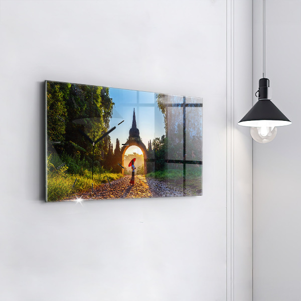 Horizontální hodiny na skle Park Surat Thani v Thajsku