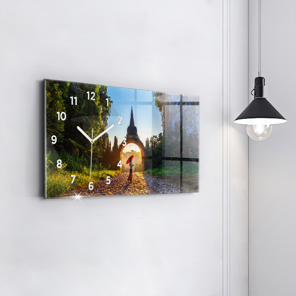 Horizontální hodiny na skle Park Surat Thani v Thajsku
