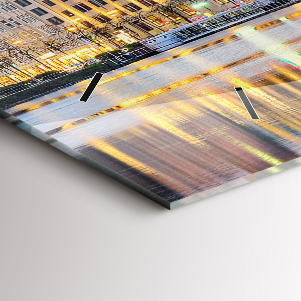 Horizontální hodiny na skle Alster v Hamburku