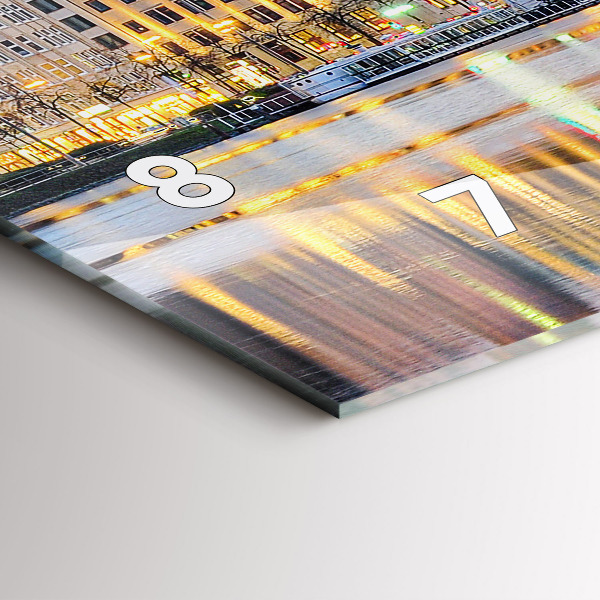 Horizontální hodiny na skle Alster v Hamburku