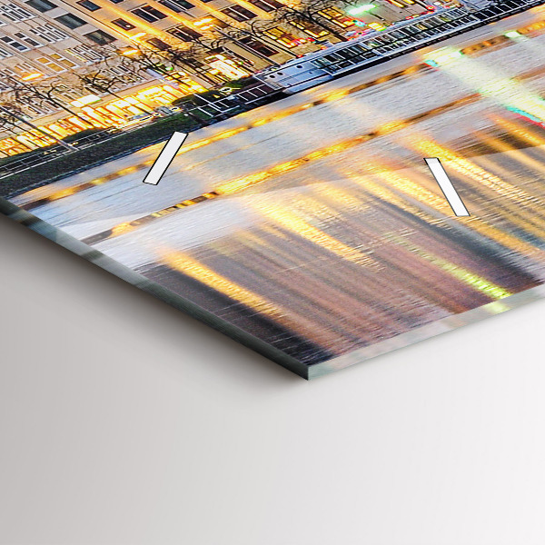 Horizontální hodiny na skle Alster v Hamburku