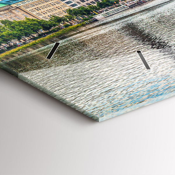Horizontální hodiny na skle Binnenalster v Hamburku