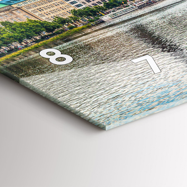 Horizontální hodiny na skle Binnenalster v Hamburku